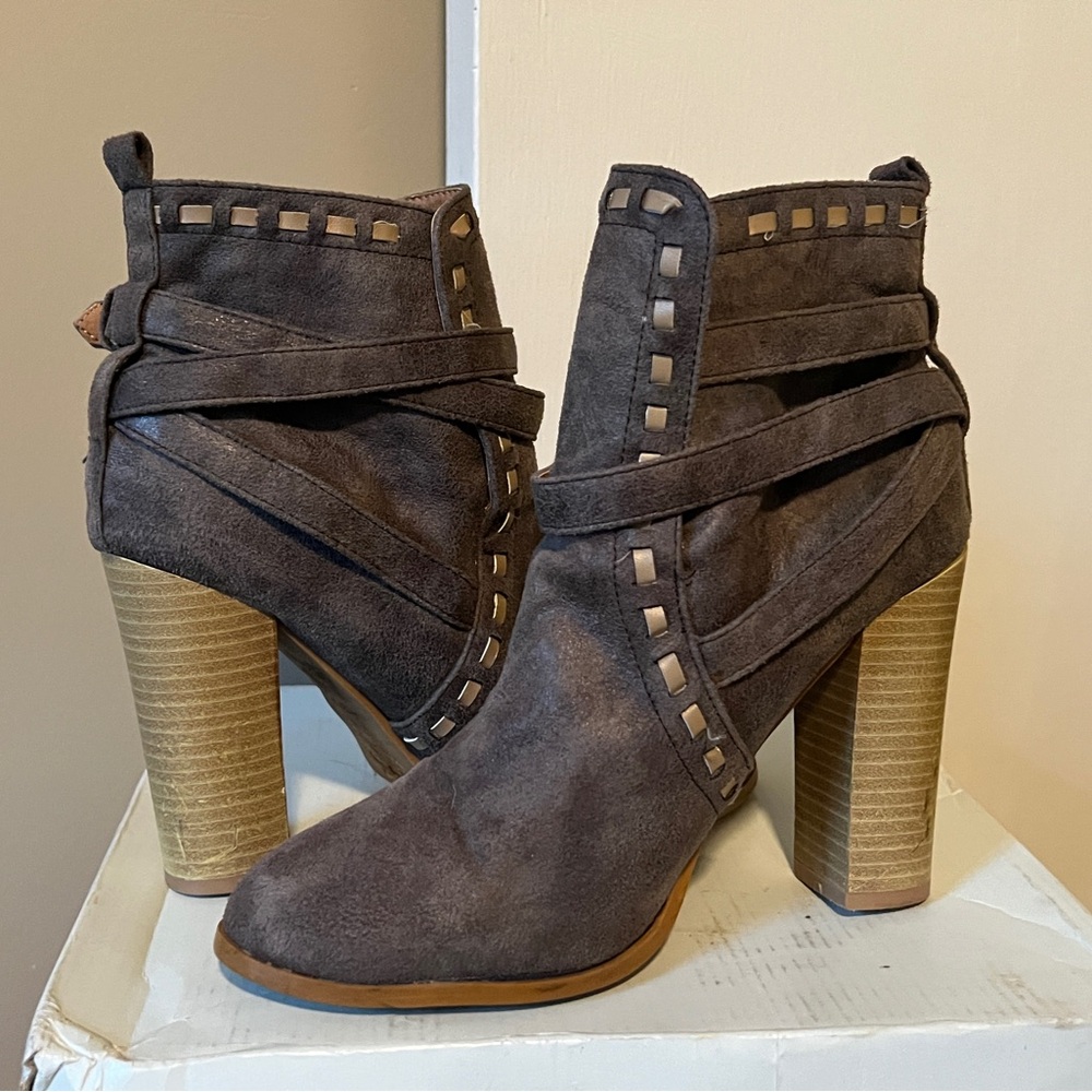 Studded Grey heeled boots. CUTE AF! By QUPID. Size 9